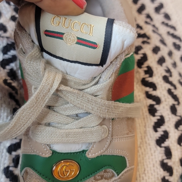 COPY - Beautiful pre-owned Gucci in good condition. Missing a GG stone on one f… - Picture 6 of 13